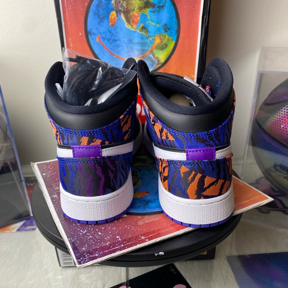 🆕 - Air Jordan 1 Mid Tiger Stripe - Size: Mens 7 - Picture 5 of 11
